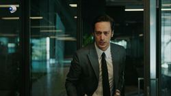 Rezumat episodul 17 „Fata de la fereastră”, difuzat în 29 octombrie la Kanal D: Rafet îl anunță pe Sedat că îl dezmoștenește Rezumat episodul 17 „Fata de la fereastră”, difuzat în 29 octombrie la Kanal D: Rafet îl anunță pe Sedat că îl dezmoștenește